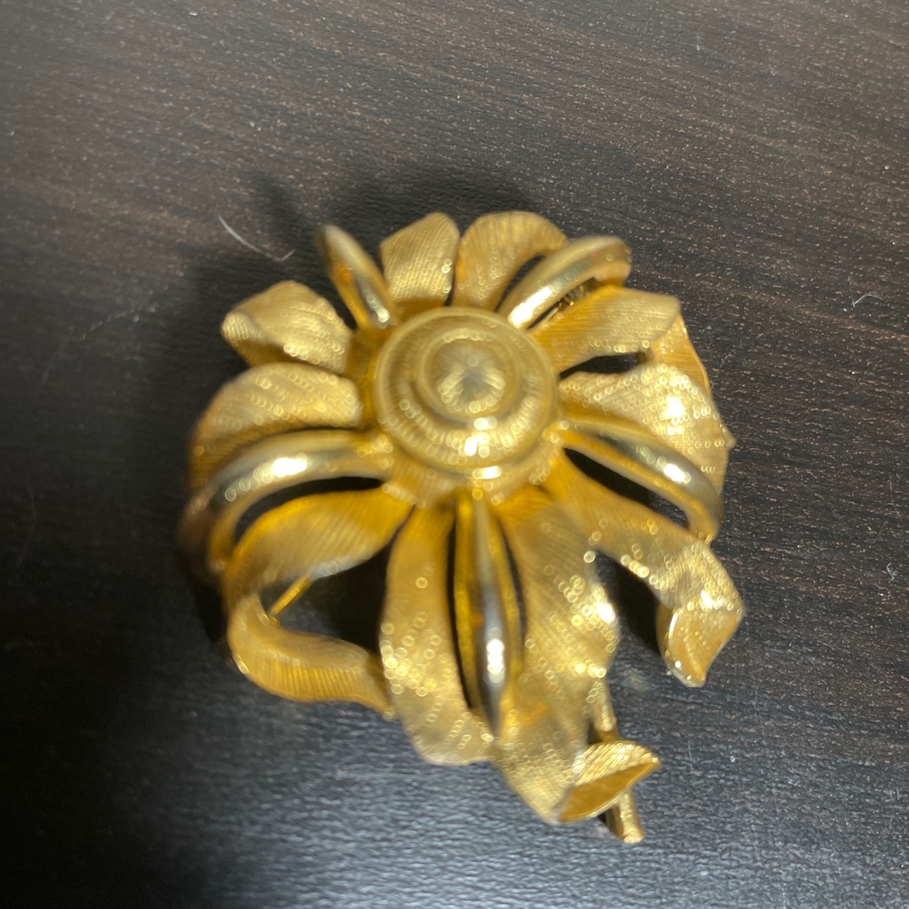 Vintage Lisner Gold Tone Flower Brooch Pin